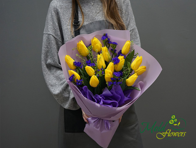 Букет из желтых тюльпанов и статицы Фото
